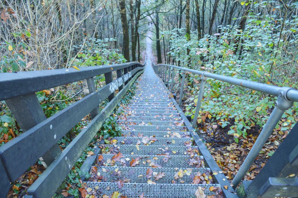 Steile trap naar de Zanderij Maarn