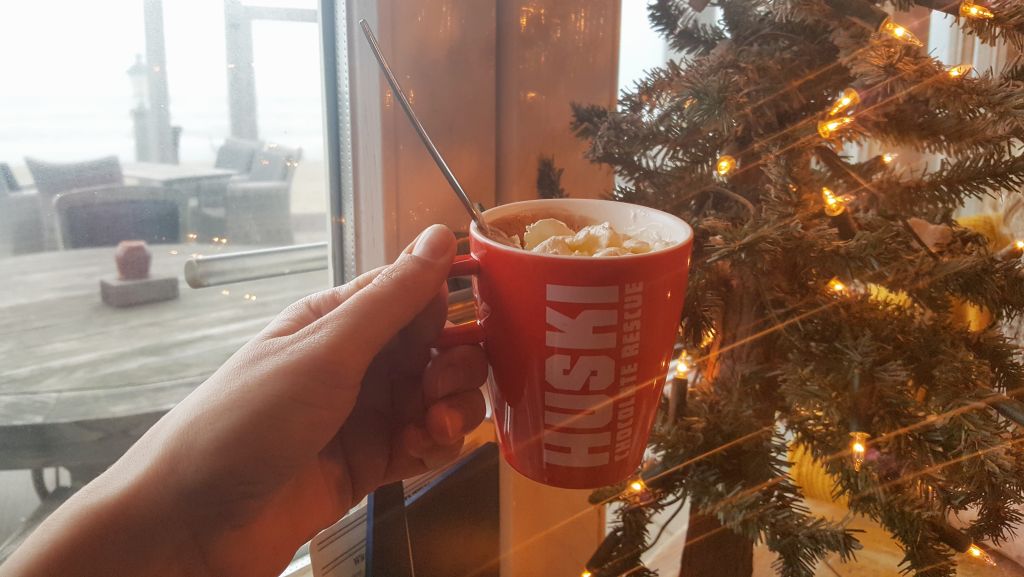 Warme chocomelk aan zee