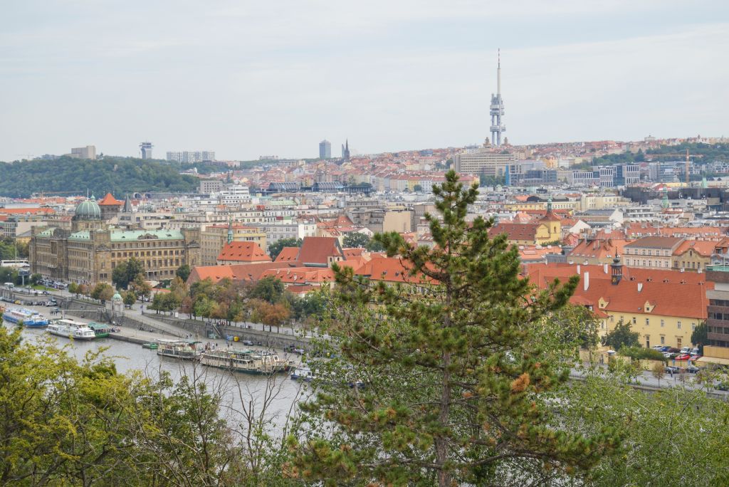 Skyline Praag met televisietoren