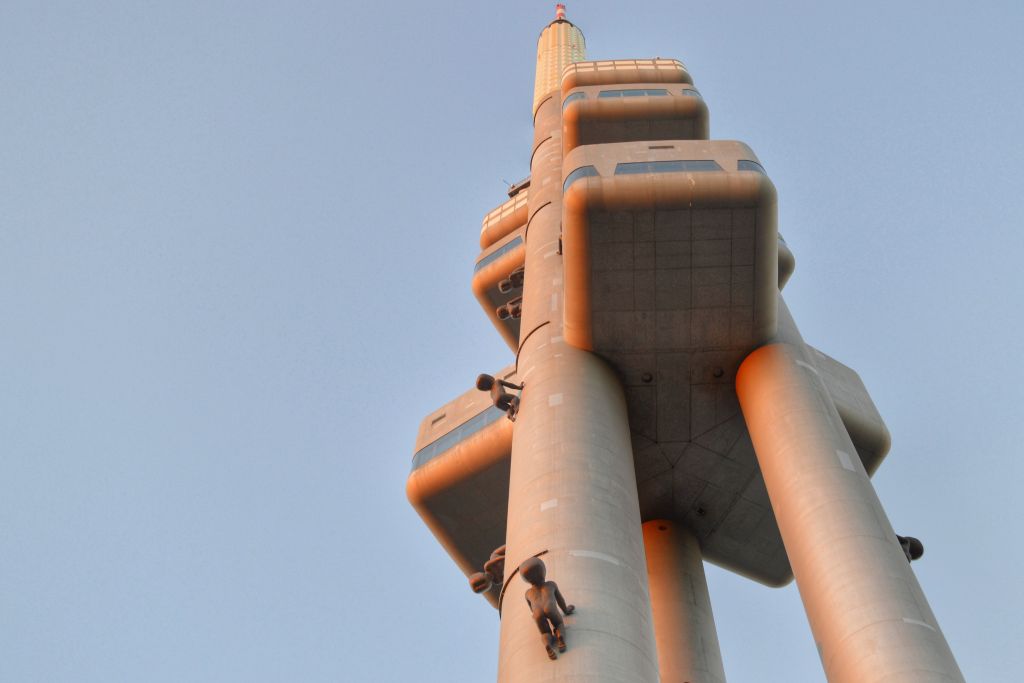 Kruipende baby's op de televisietoern van Praag