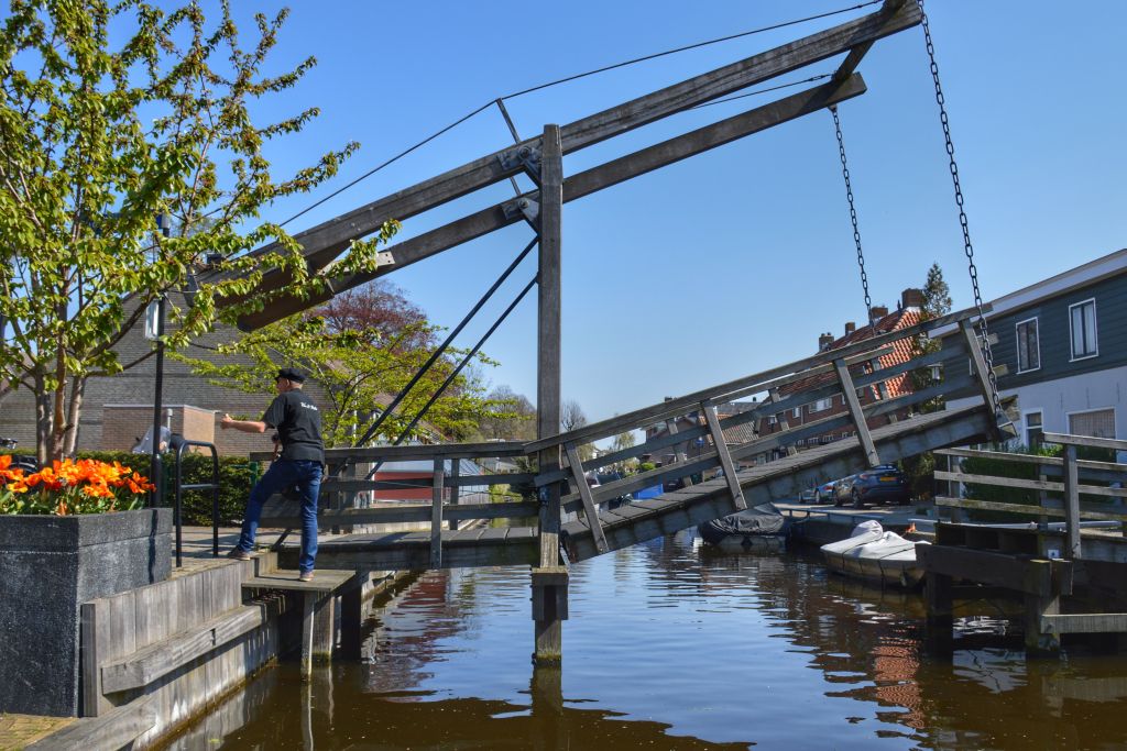 Houten ophaalbrug in Hillegom