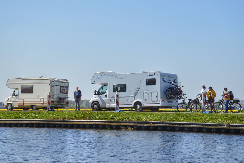 Campers langs de bollenvelden